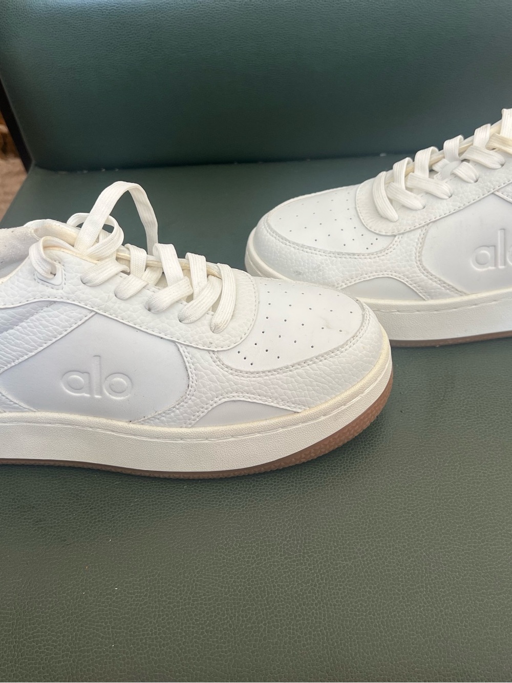 ALO Yoga white size 8 recovery mode sneakers